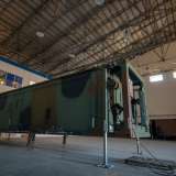 Dal piano inferiore dell�edificio si accede in un hangar in cui ci viene anche mostrata una vera sala operativa mobile, dotata di strumentazione altamente sofisticata e in grado di entrare in un C130 per essere trasportata in una localit� in cui si necessita intervenire
